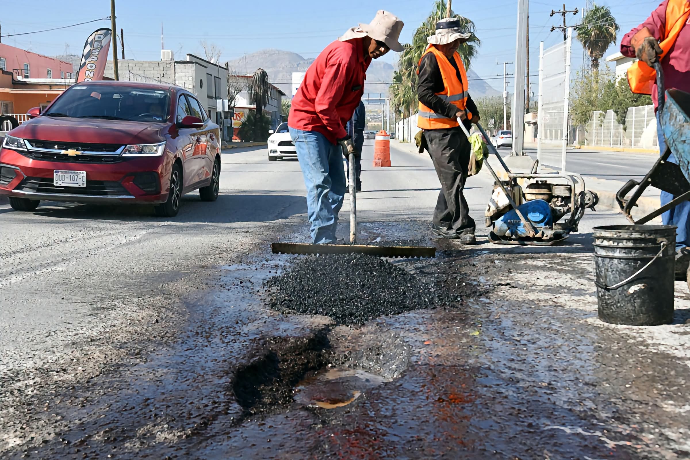 ARRANCA EL PROGRAMA DE BACHEO MUNICIPAL EN VARIAS VIALIDADES